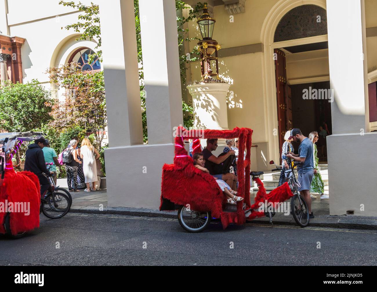 Pousse-pousse à pédales colorées dans le West End de Londres Banque D'Images