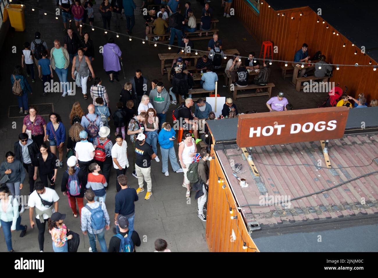 Hot Dogs Kiosk Food Under Hungerford et Golden Jubilee Bridges à Londres, Royaume-Uni Banque D'Images