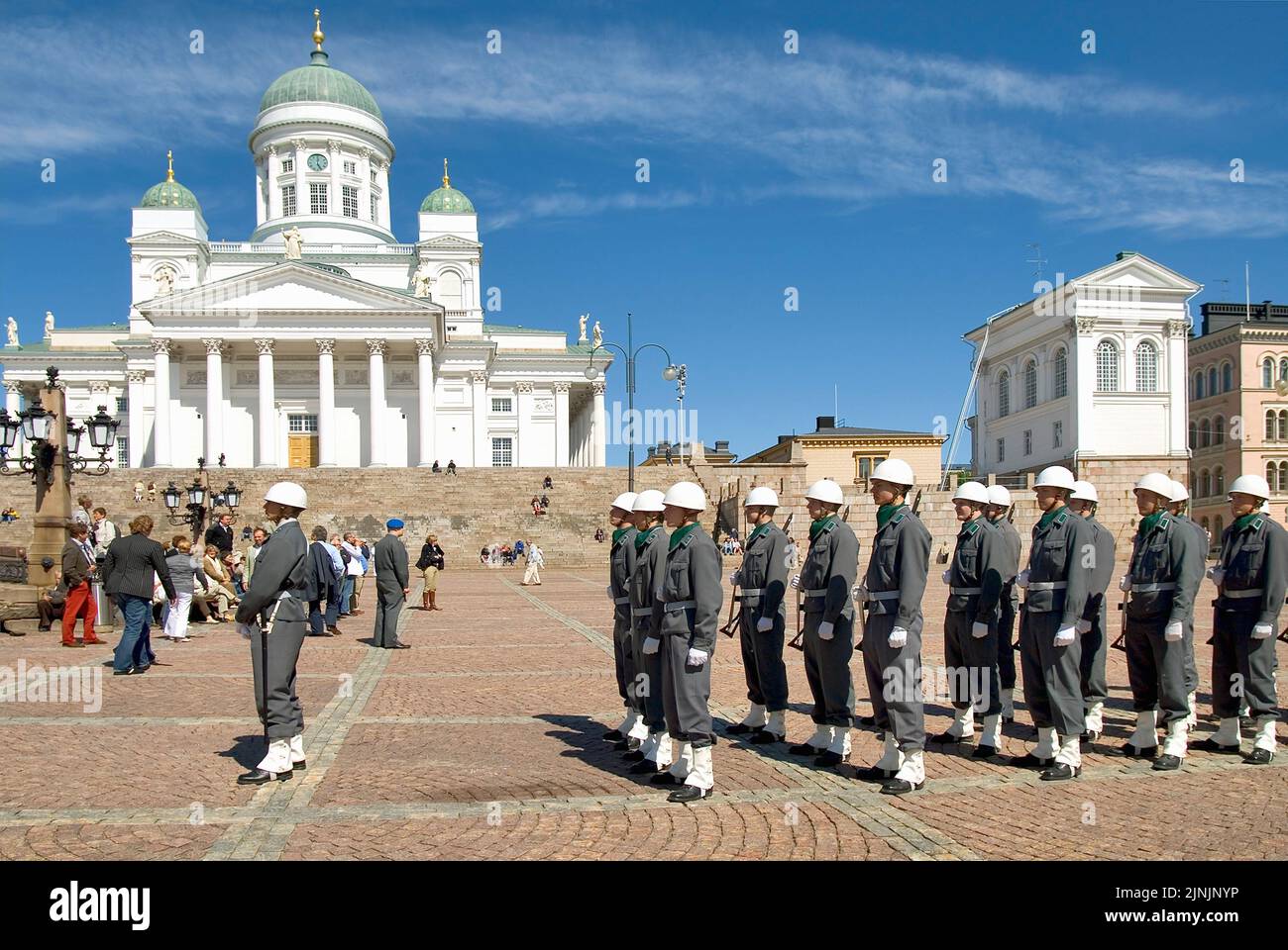 Changement des gardes devant le Dom d'Helsinki, Finlande, Helsinki Banque D'Images