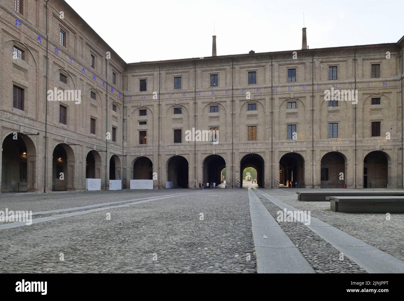 Le Palazzo della Pilotta, palais de Pilotta, est un vaste complexe de bâtiments abritant le théâtre Farnese et la galerie nationale. Banque D'Images