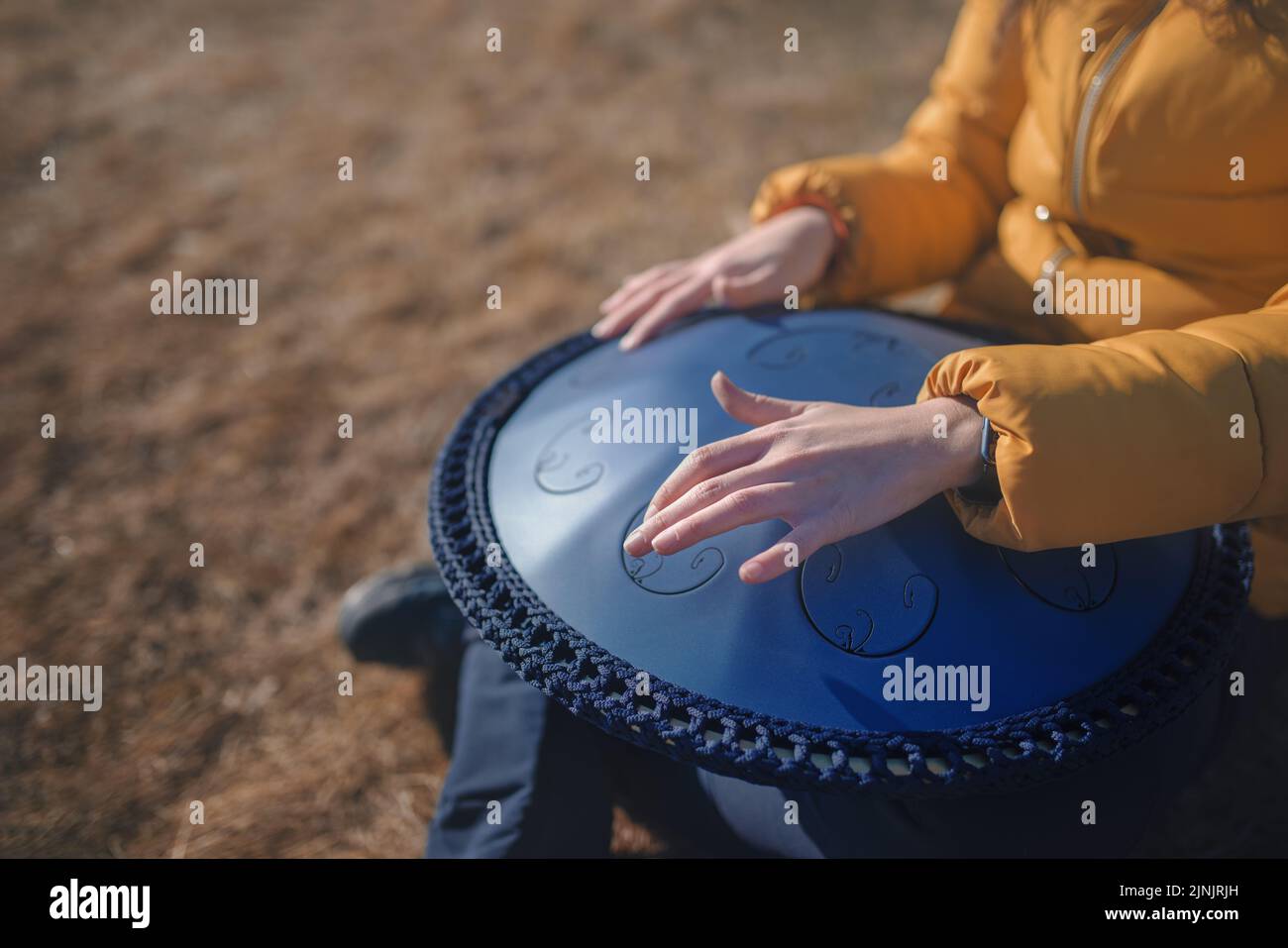 L'instrument de musique de tambour de langue est un tambour en métal avec des languettes en acier coupées et un son unique. Il est très semblable à un handpan, pendre ou pantam. Banque D'Images