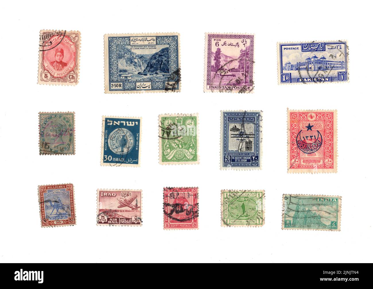 Une sélection de vieux timbres du Moyen-Orient sur fond blanc. Banque D'Images