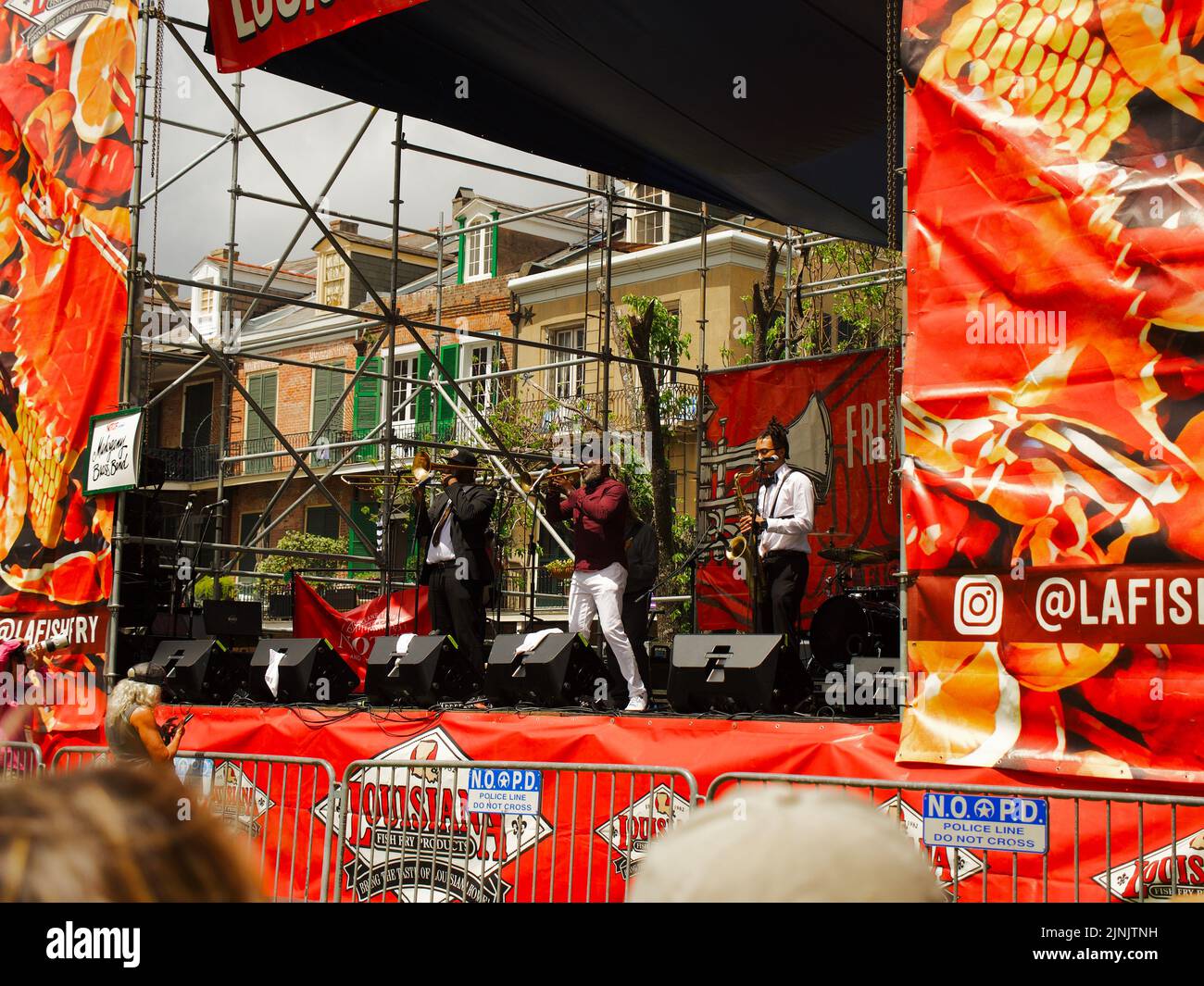 Un groupe de cuivres se produit au French Quarter Fest à la Nouvelle-Orléans Banque D'Images