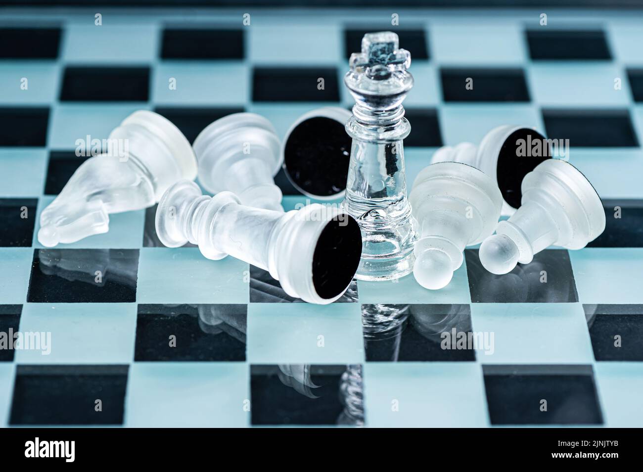 Jeu de plateau d'échecs en verre dans fond noir, focus sélectif sur King, leadership, concept gagnant Banque D'Images