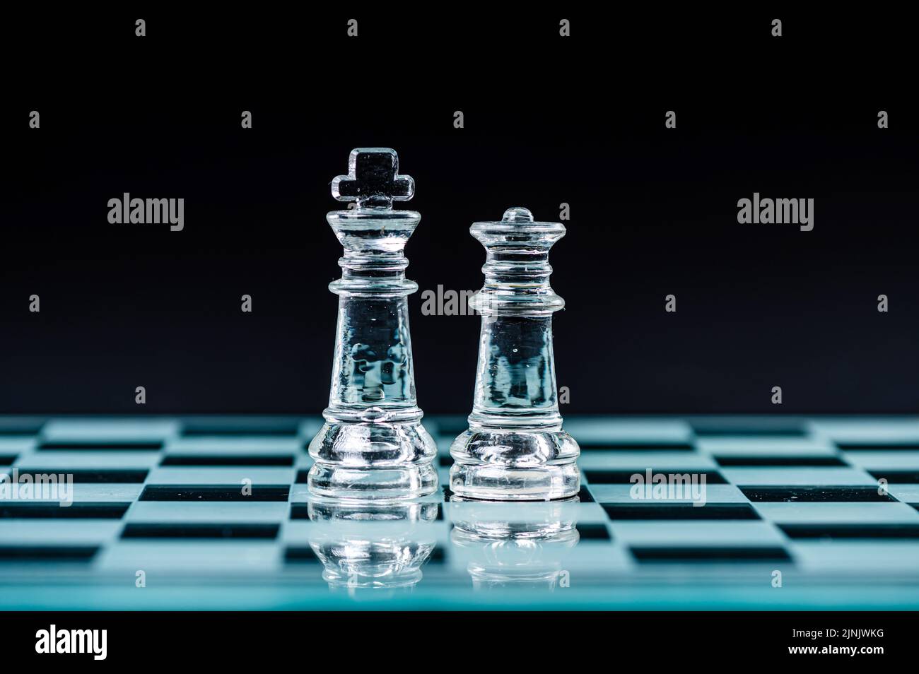 roi et reine sur le plateau d'échecs, macro image de pièces de verre. dof peu profond, mise au point sélective Banque D'Images