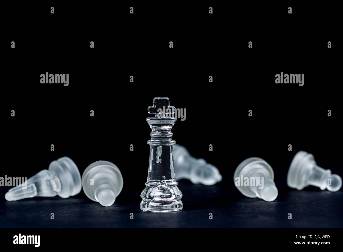 échecs en verre transparent sur fond noir, focus sélectif sur la pièce king, gros plan Banque D'Images