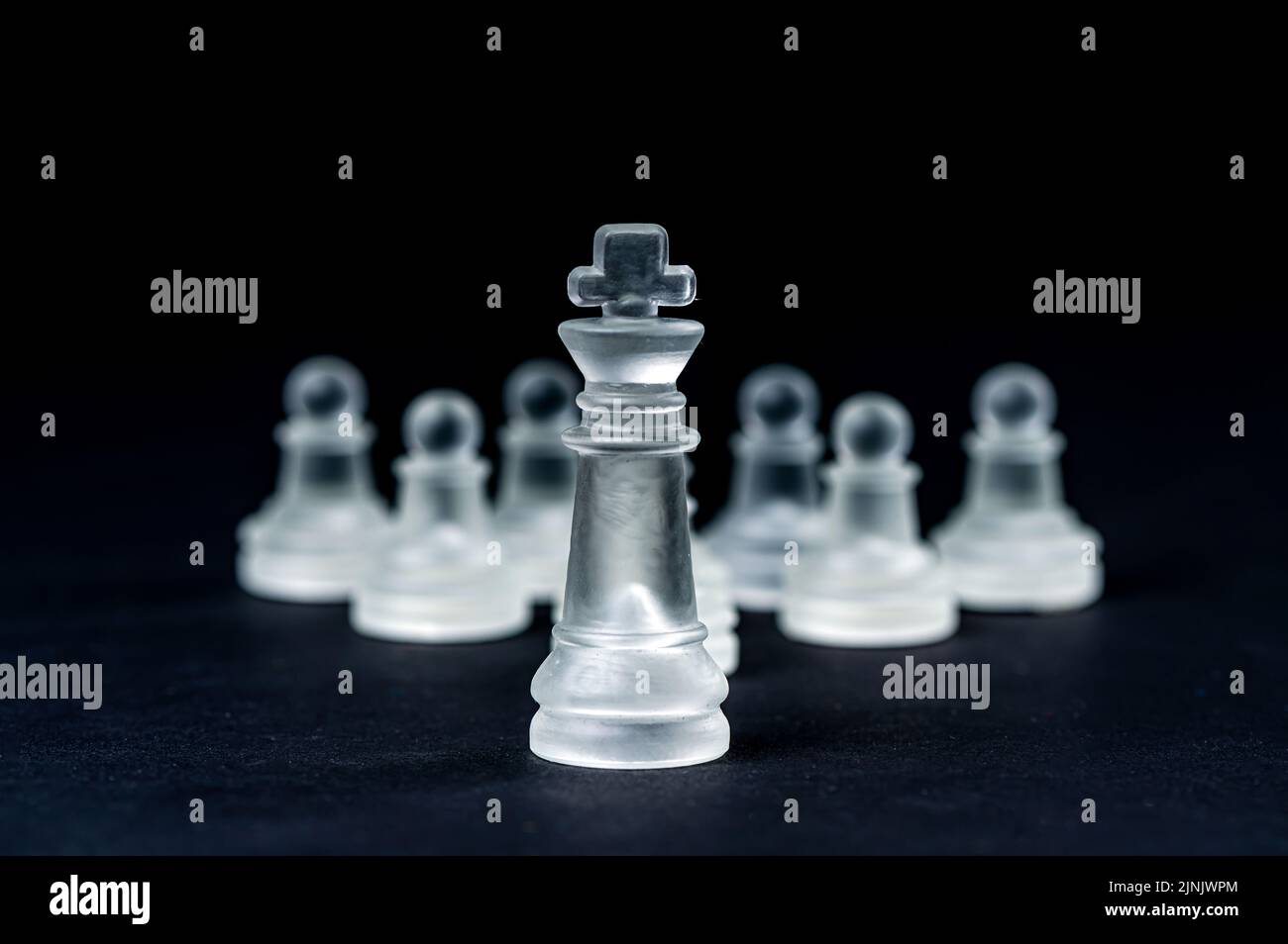 échecs en verre transparent sur fond noir, focus sélectif sur la pièce king, gros plan Banque D'Images
