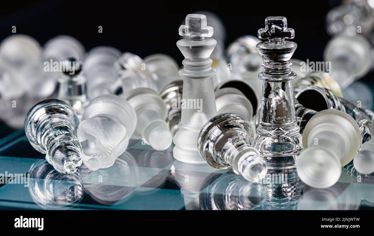 Jeu de plateau d'échecs en verre dans fond noir, focus sélectif sur King, leadership, concept gagnant Banque D'Images