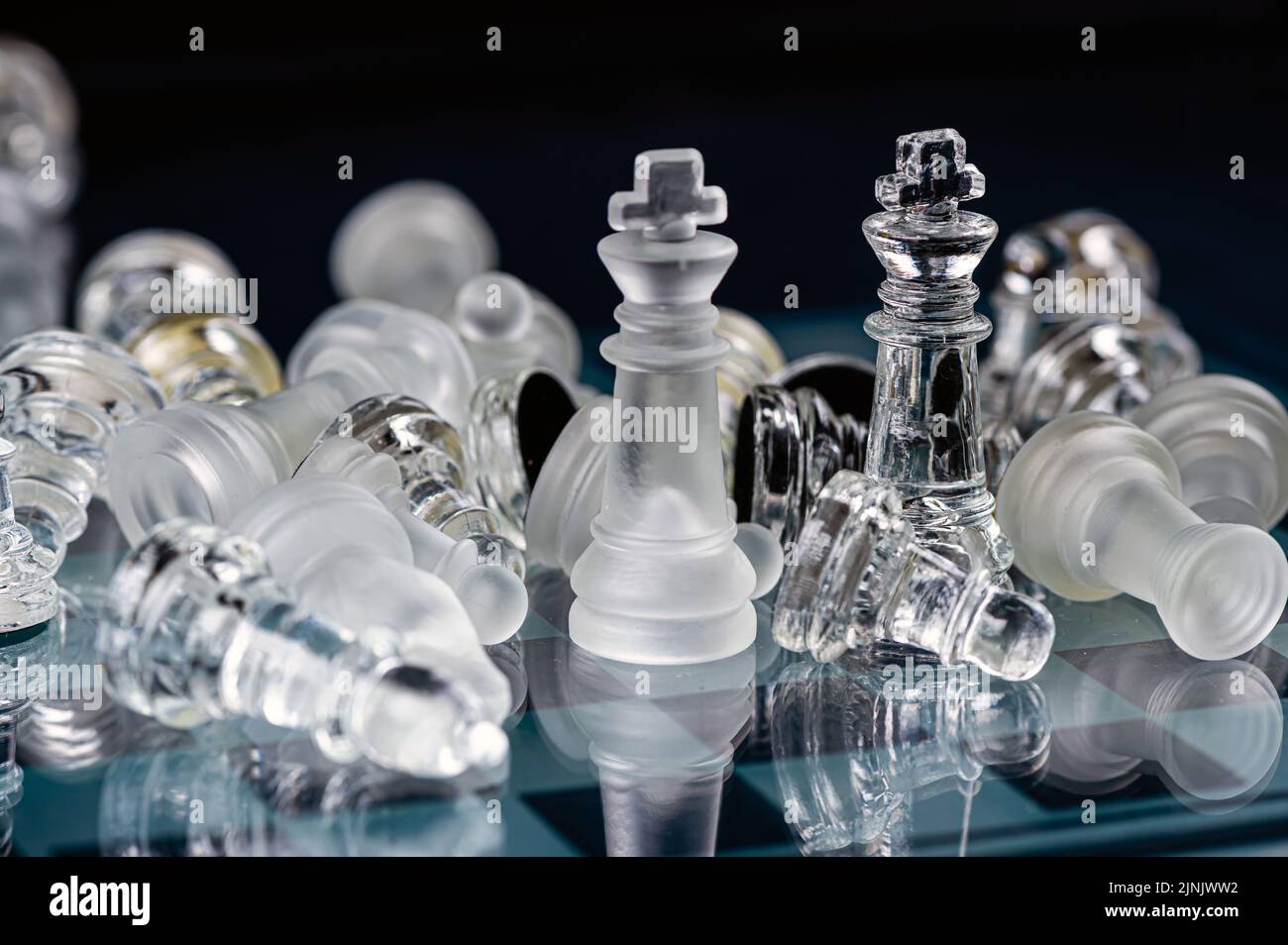 Jeu de plateau d'échecs en verre dans fond noir, focus sélectif sur King, leadership, concept gagnant Banque D'Images
