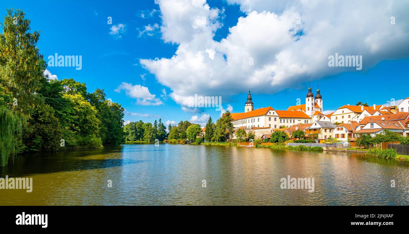 Vue panoramique sur la ville de Telc, République tchèque. Château historique au-dessus du lac. Patrimoine de l'UNESCO. Jour d'été, ciel bleu avec nuages. Banque D'Images