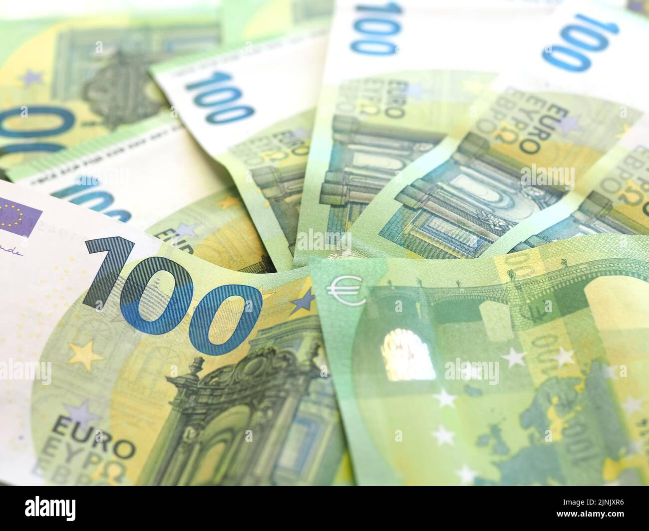 100 billets en euros sur une table Banque D'Images