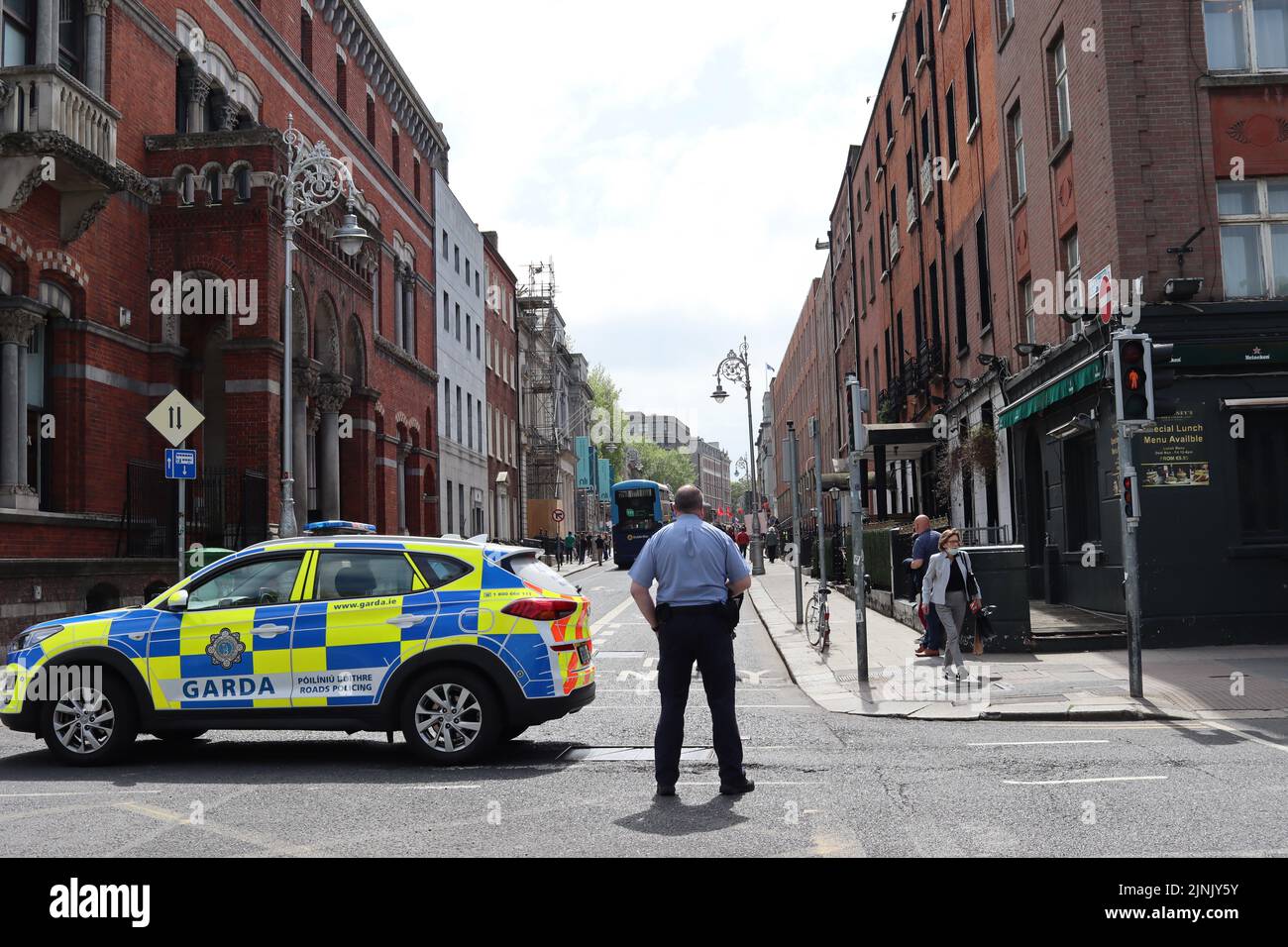 Vue sur une voiture de police irlandaise garée à l'intersection Banque D'Images