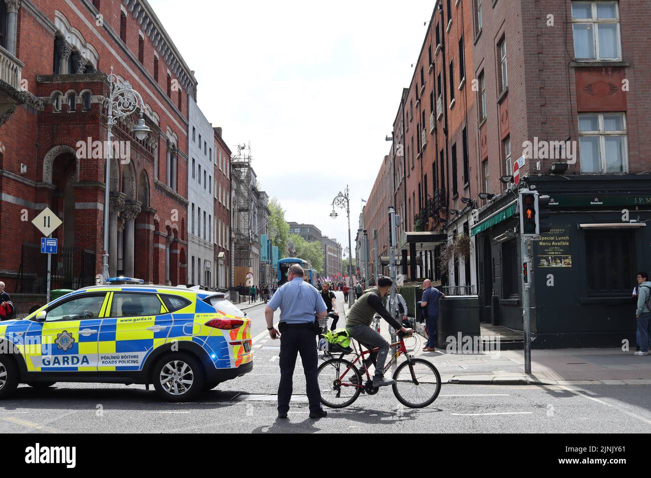 Vue sur une voiture de police irlandaise garée à l'intersection Banque D'Images