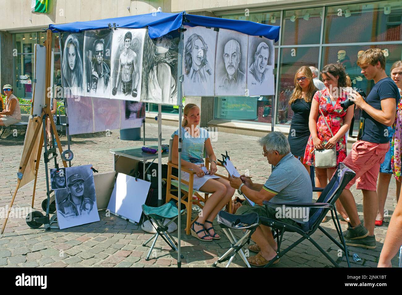 Artiste de portrait de rue à la zone piétonne de Trèves, rue Simeon, Rhénanie-Palatinat, Allemagne, Europe Banque D'Images