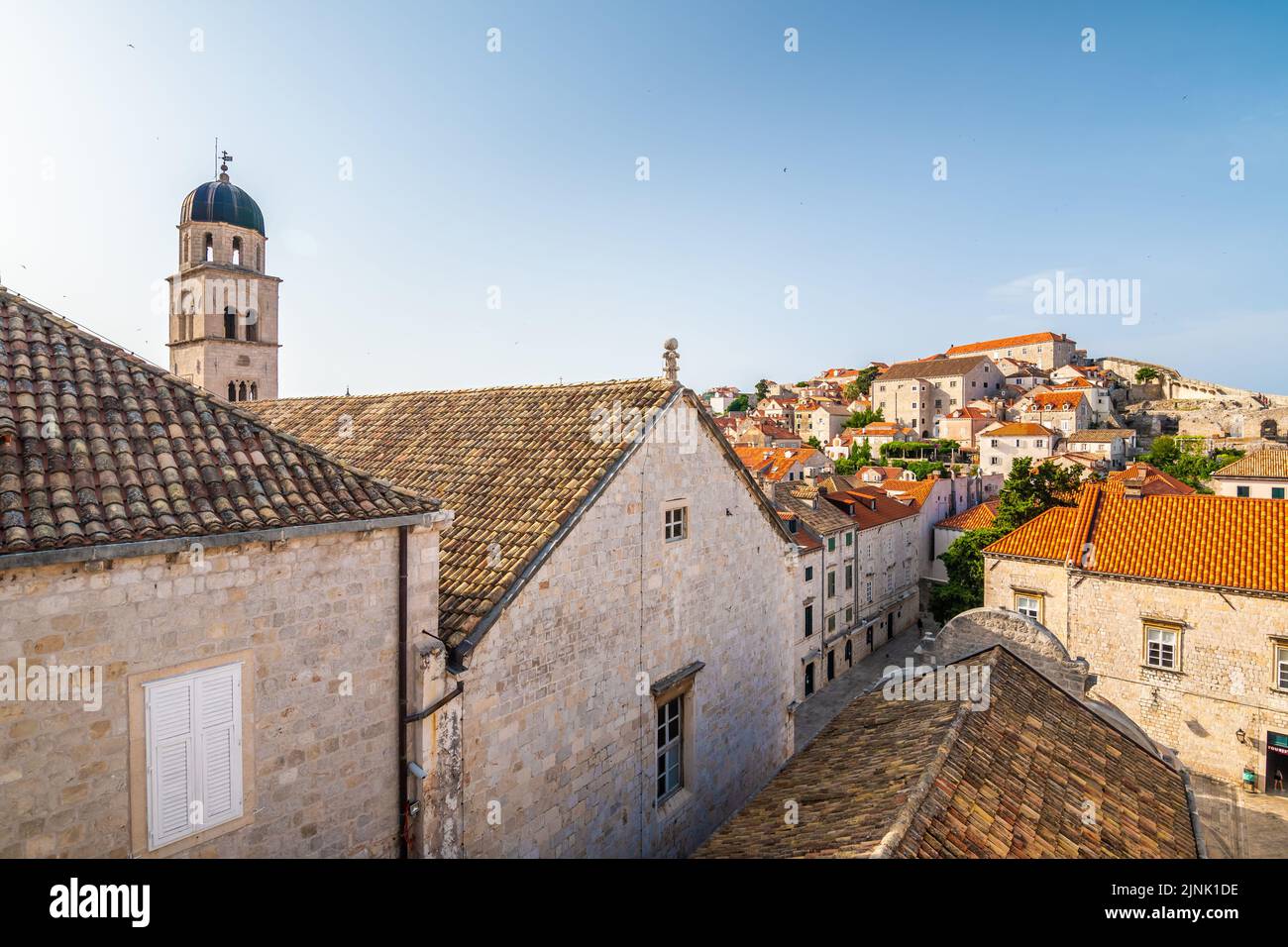 Vue panoramique aérienne de la vieille ville de Dubrovnik. Tour de l'église et regardez les bâtiments anciens. Jour ensoleillé. Banque D'Images