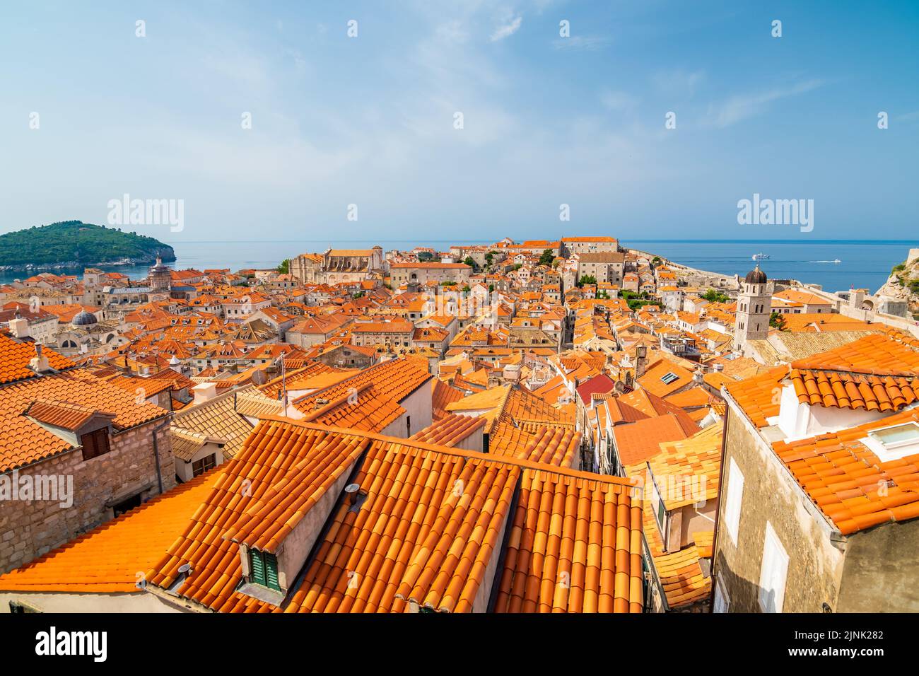 Vue panoramique aérienne de la vieille ville de Dubrovnik. Ancienne ville avec de grands murs de ville près de la mer adriatique. Vue sur les toits, jour d'été ensoleillé. Banque D'Images