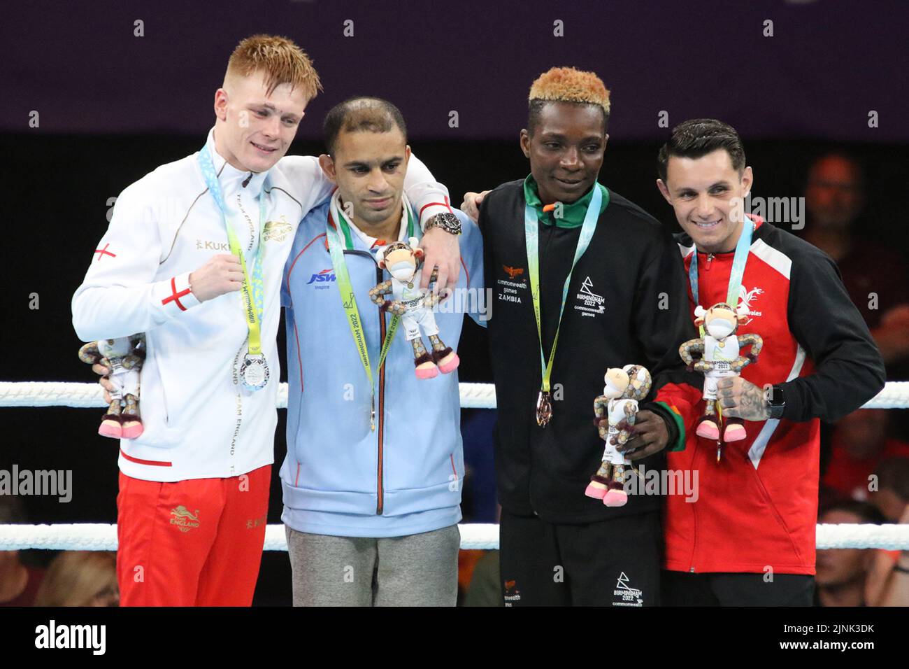 (De gauche à droite) Kiaran MACDONALD d'Angleterre (argent), Amit Panghal d'Inde (or), Patrick CHINYEMBA de Zambie (bronze), Jake DODD du pays de Galles (bronze) dans le masculin de plus de 48kg-51kg (poids de la mouche) - finale aux Jeux du Commonwealth de 2022 à Birmingham. Banque D'Images