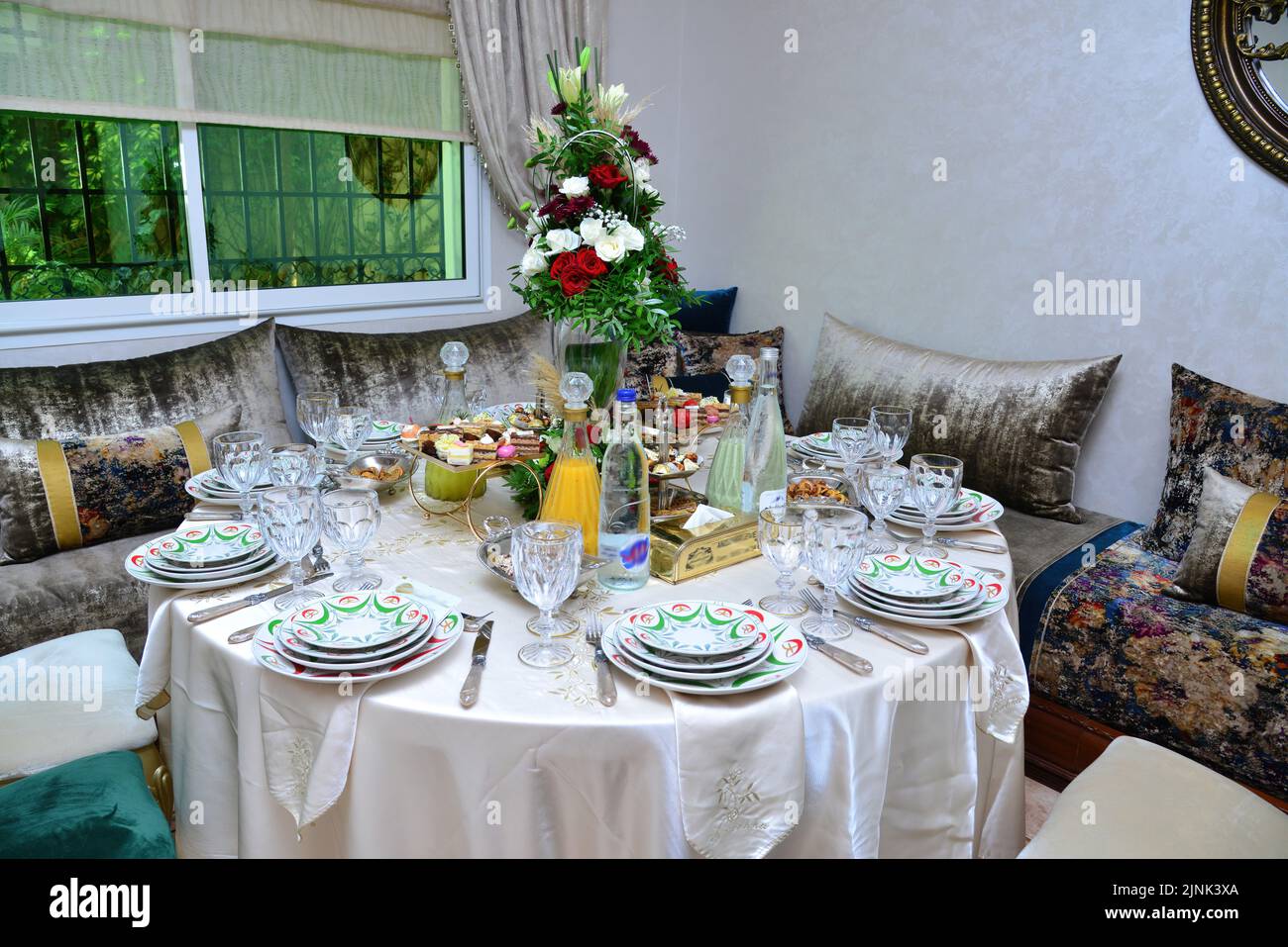 Salon marocain avec tables de mariage, tasses et chaises Banque D'Images