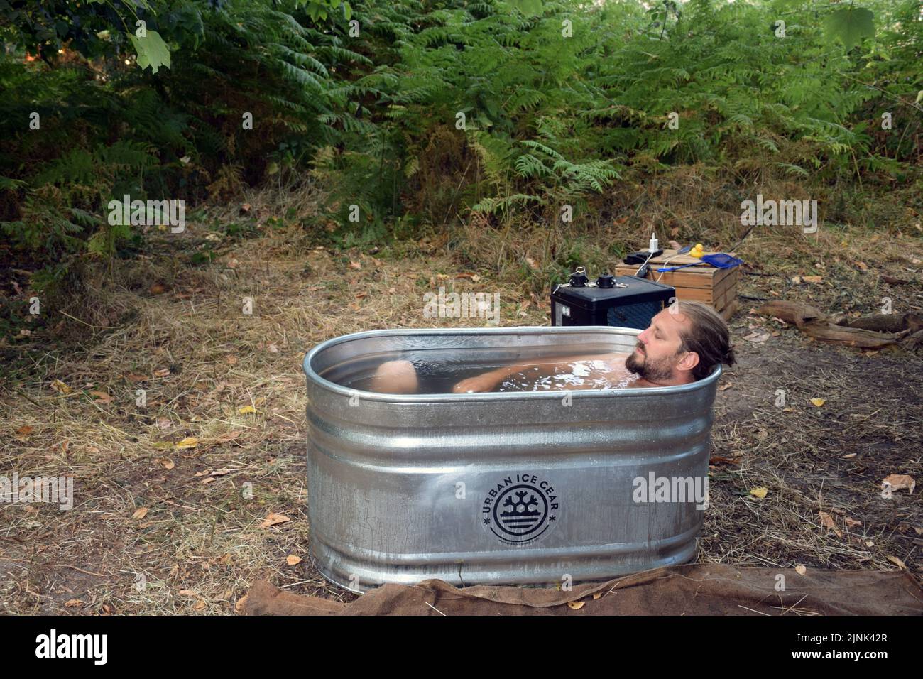 Latitude Festival 2022 juillet, Henham Park, Suffolk, Royaume-Uni. Bain froid glacé (10 degrés) expérience dans la forêt lointaine Banque D'Images