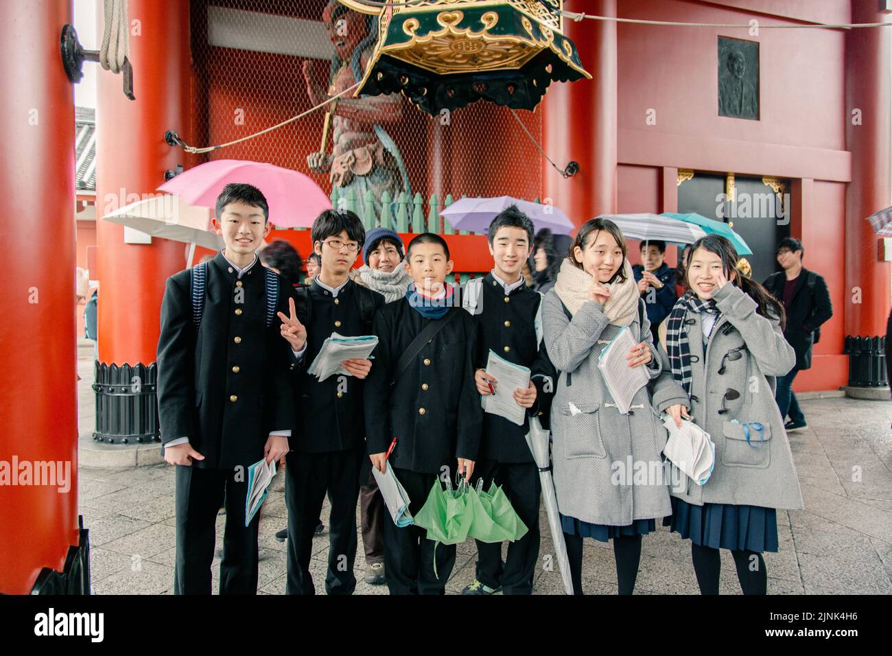 Les jeunes élèves japonais au temple Senso-ji Banque D'Images