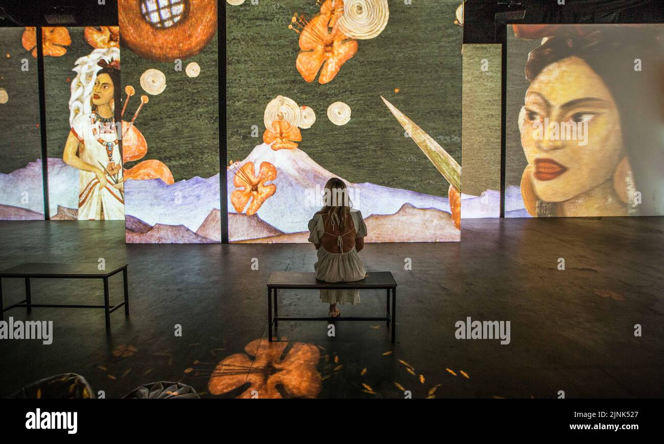 Londres Royaume-Uni 12 août 2021 Frida Kahlo et Diego Rivera, deux des plus grands peintres du Mexique. Leur œuvre capture la beauté, l'amour et les émotions profondes, et vous pouvez voir leurs peintures prendre vie à l'éblouissant art Dock X au Canada eau jusqu'à la fin octobre 2022. Paul Quezada-Neiman/Alamy Live News Banque D'Images