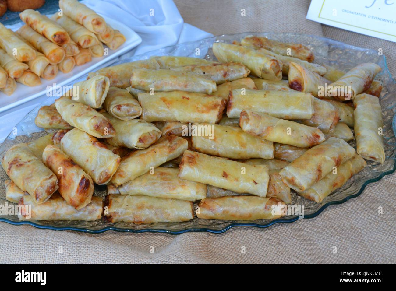 Des hors-d'œuvre salés et sucrés marocains sont servis lors des mariages et des anniversaires. Le concept de la cuisine au Maroc Banque D'Images