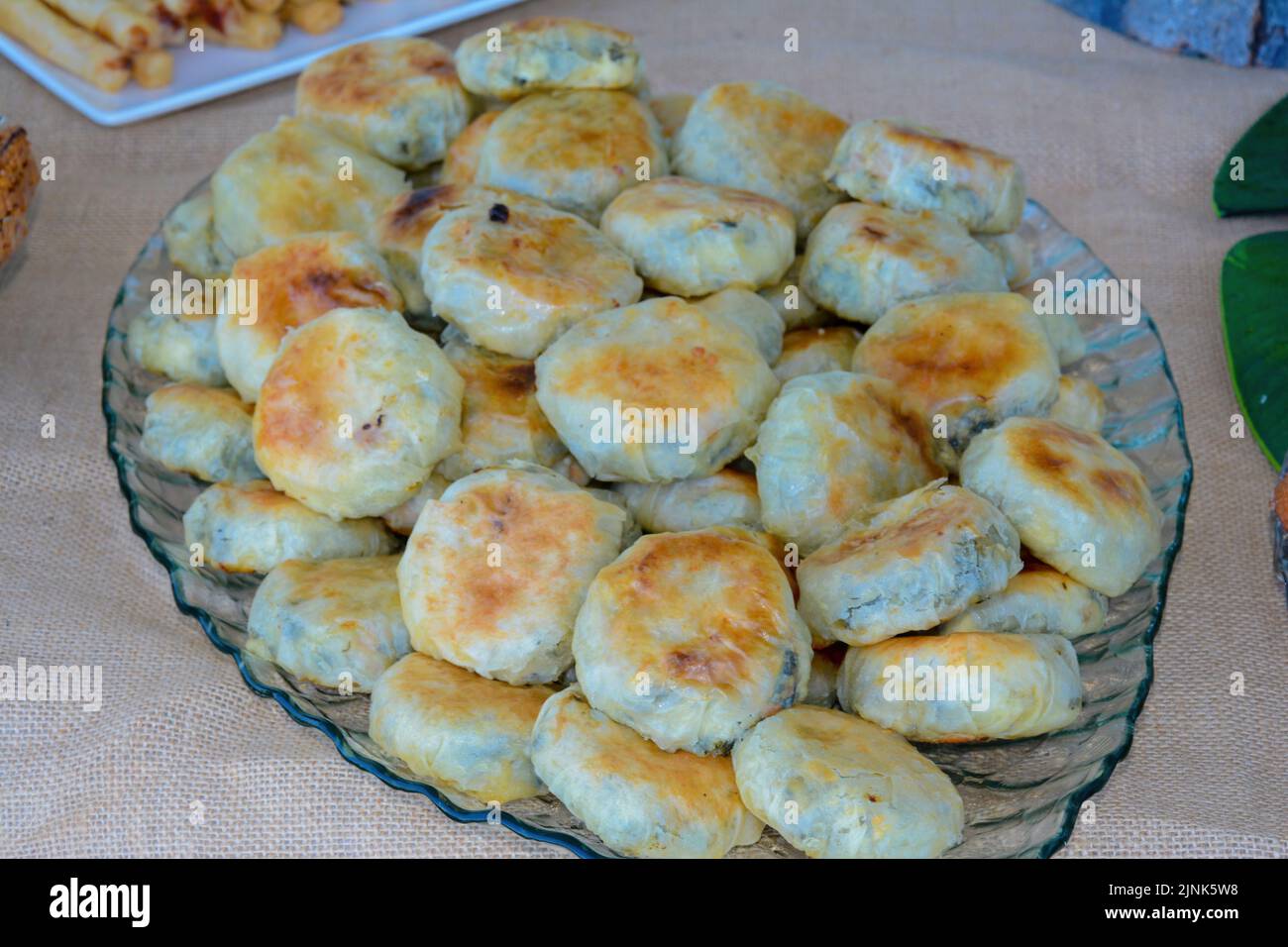 Des hors-d'œuvre salés et sucrés marocains sont servis lors des mariages et des anniversaires. Le concept de la cuisine au Maroc Banque D'Images