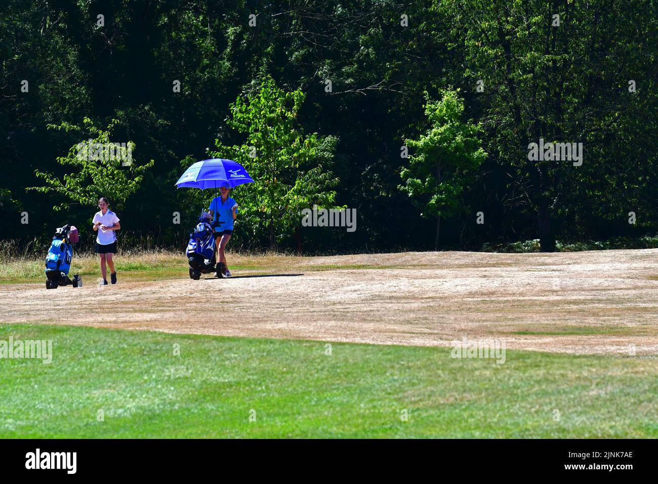 North Somerset, Royaume-Uni, 12/08/2022, Bristol, Royaume-Uni. 12th août 2022. L'après-midi très chaud, les fairways du long Ashton Club sont fissurés et très secs en raison des températures très extrêmes au Royaume-Uni, avec la possibilité d'une interdiction nationale des tuyaux flexibles. Crédit photo : Robert Timoney/Alay Live News Banque D'Images