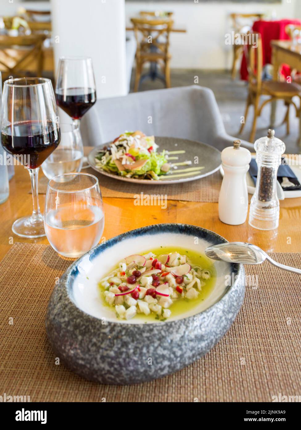 Castros Restaurant, fruits de mer Ceviche Santorini Redwine, Mykonos, île de la petite Venise Cyclades, Grèce, Europe Mer Egéé, Méditerranée Banque D'Images