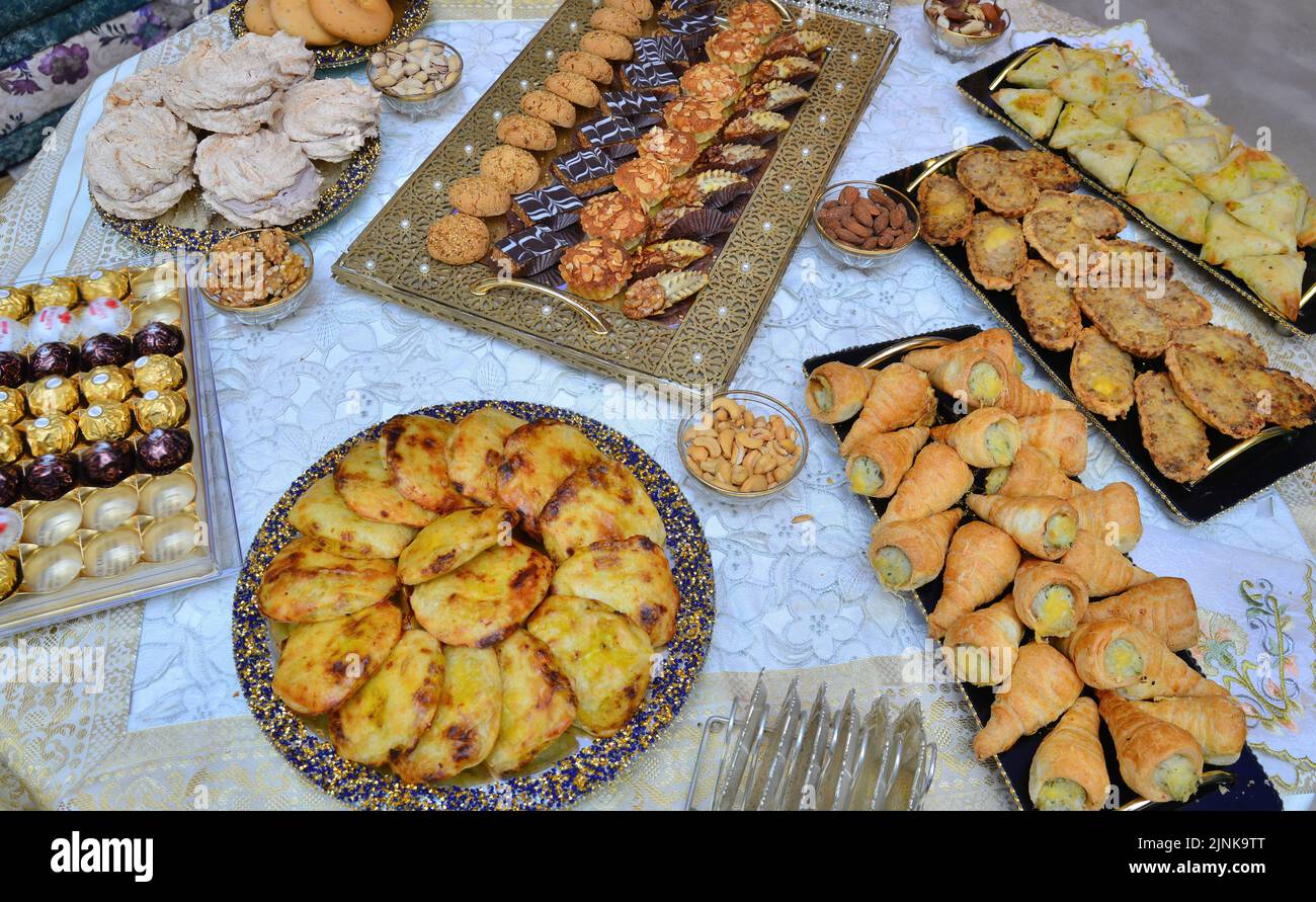 Des hors-d'œuvre salés et sucrés marocains sont servis lors des mariages et des anniversaires. Le concept de la cuisine au Maroc Banque D'Images