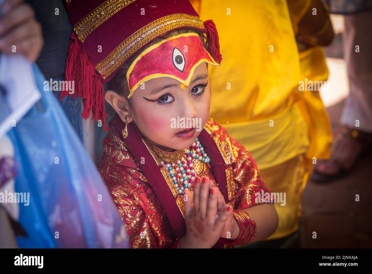 Lalitpur, Népal. 12th août 2022. Une fille portant une robe de fête participe à la procession du Gai Jatra annuel, ou Cow Festival, à Lalitpur, Népal, août 12, 2022. Le festival est célébré principalement par la communauté de Newar dans la vallée de Katmandou pour commémorer les membres de leur famille qui sont passés au cours de la dernière année. Les enfants participant à la procession s'habillent souvent comme des vaches, qui est considéré comme un animal Saint pour aider les âmes départies à atteindre le ciel. Credit: Hari Maharajan/Xinhua/Alamy Live News Banque D'Images