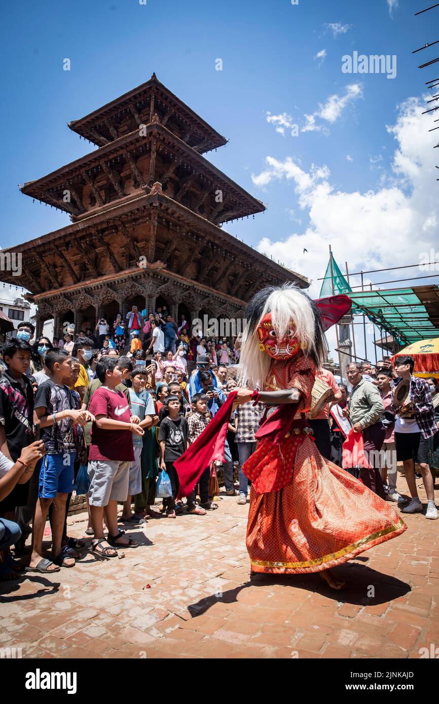 Lalitpur, Népal. 12th août 2022. Un artiste interprète la danse Lakhe pendant la procession du Gai Jatra, ou Cow Festival, à Lalitpur, Népal, août 12, 2022. Le festival est célébré principalement par la communauté de Newar dans la vallée de Katmandou pour commémorer les membres de leur famille qui sont passés au cours de la dernière année. Les enfants participant à la procession s'habillent souvent comme des vaches, qui est considéré comme un animal Saint pour aider les âmes départies à atteindre le ciel. Credit: Hari Maharajan/Xinhua/Alamy Live News Banque D'Images