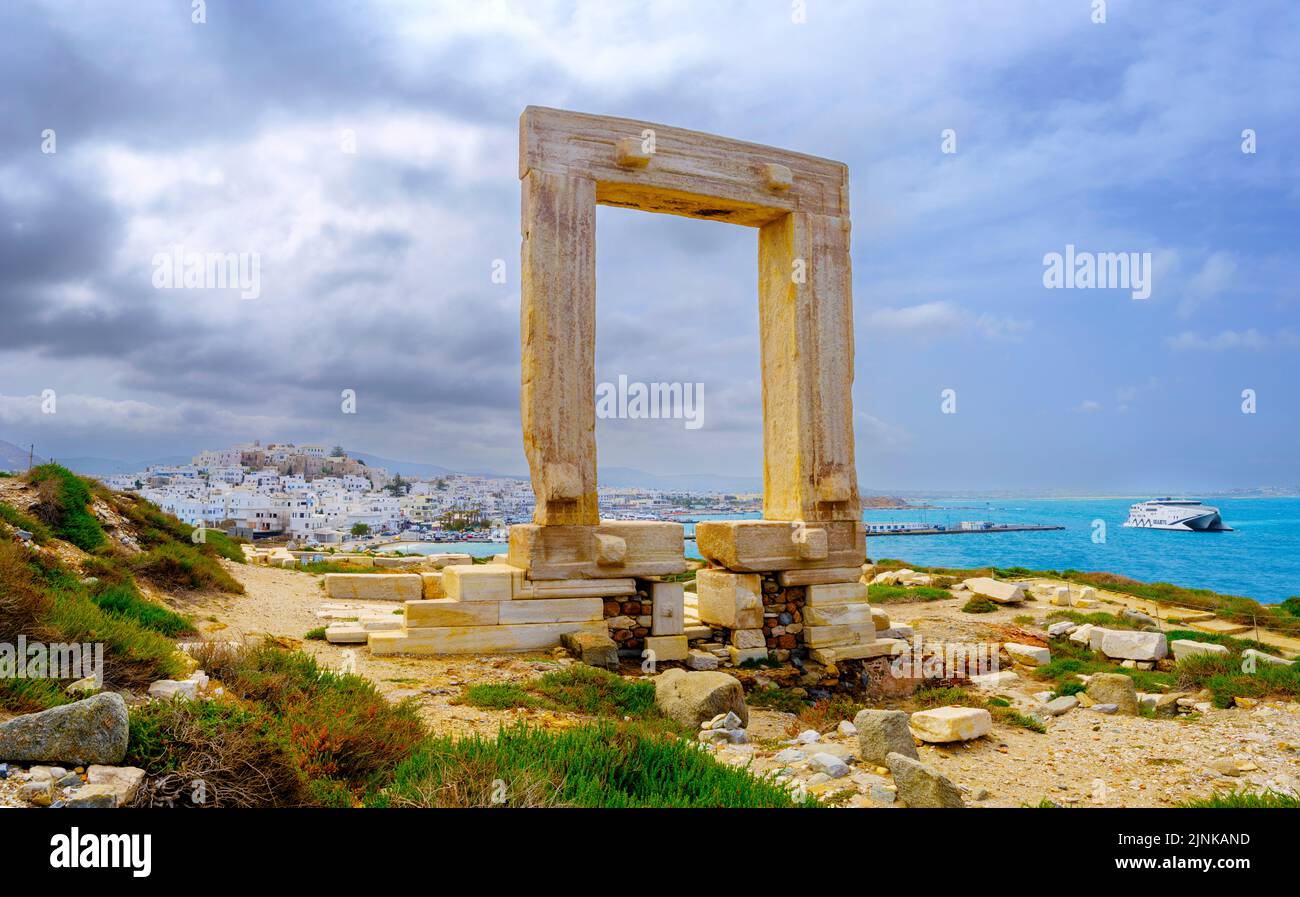 Porte au Temple d'Apollon, Portara antique, île de Naxos la Chora, la vieille ville de Naxos, l'île des Cyclades de la capitale, la Grèce, l'Europe Mer Egéé, Méditerranée Banque D'Images