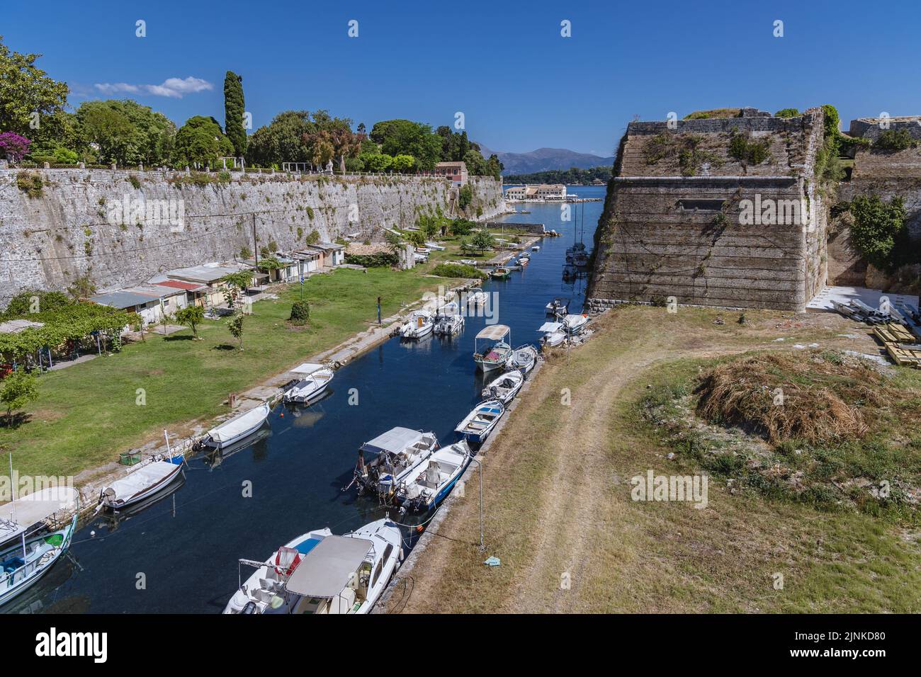 Vue sur le fossé appelé Contrafossa dans l'ancienne forteresse vénitienne dans la ville de Corfou sur une île grecque de Corfou Banque D'Images