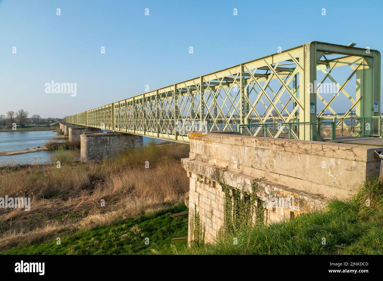 France, Loiret, Vallée de la Loire classée au patrimoine mondial de l'UNESCO, Sully sur Loire, passerelle piétonne et cyclable entre Sully sur Loire et Saint Pere Banque D'Images