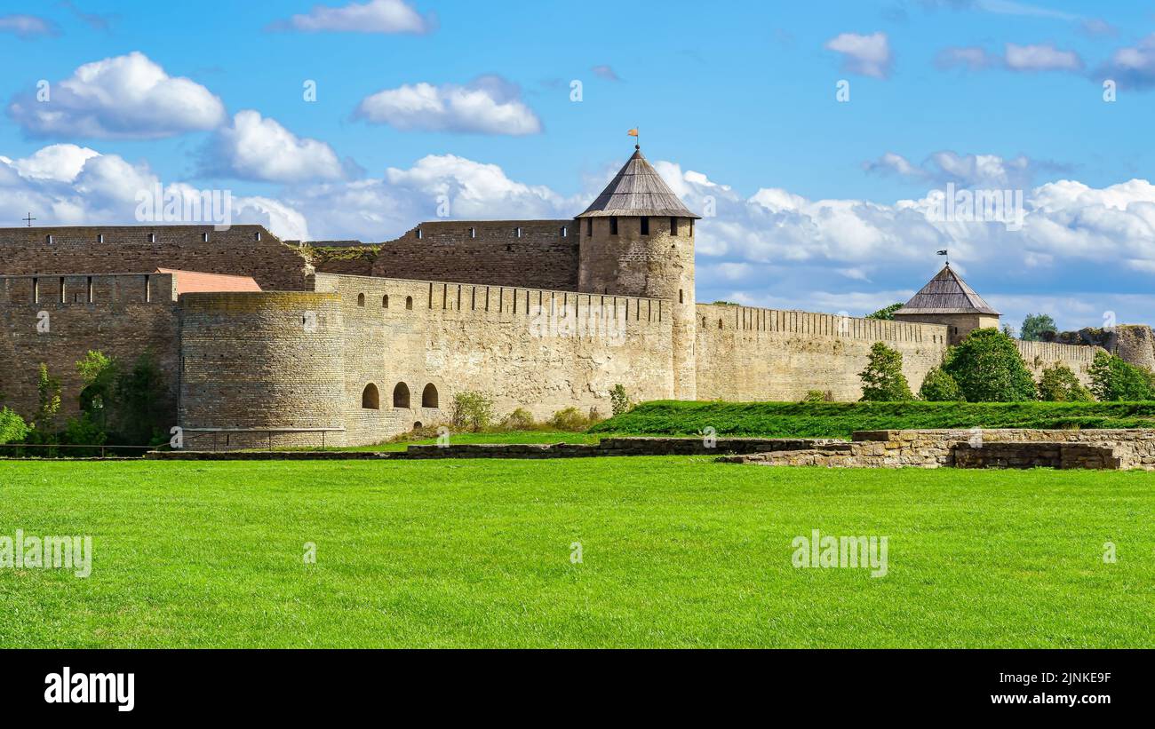 Château médiéval de Narva du côté russe de la frontière estonienne. Banque D'Images