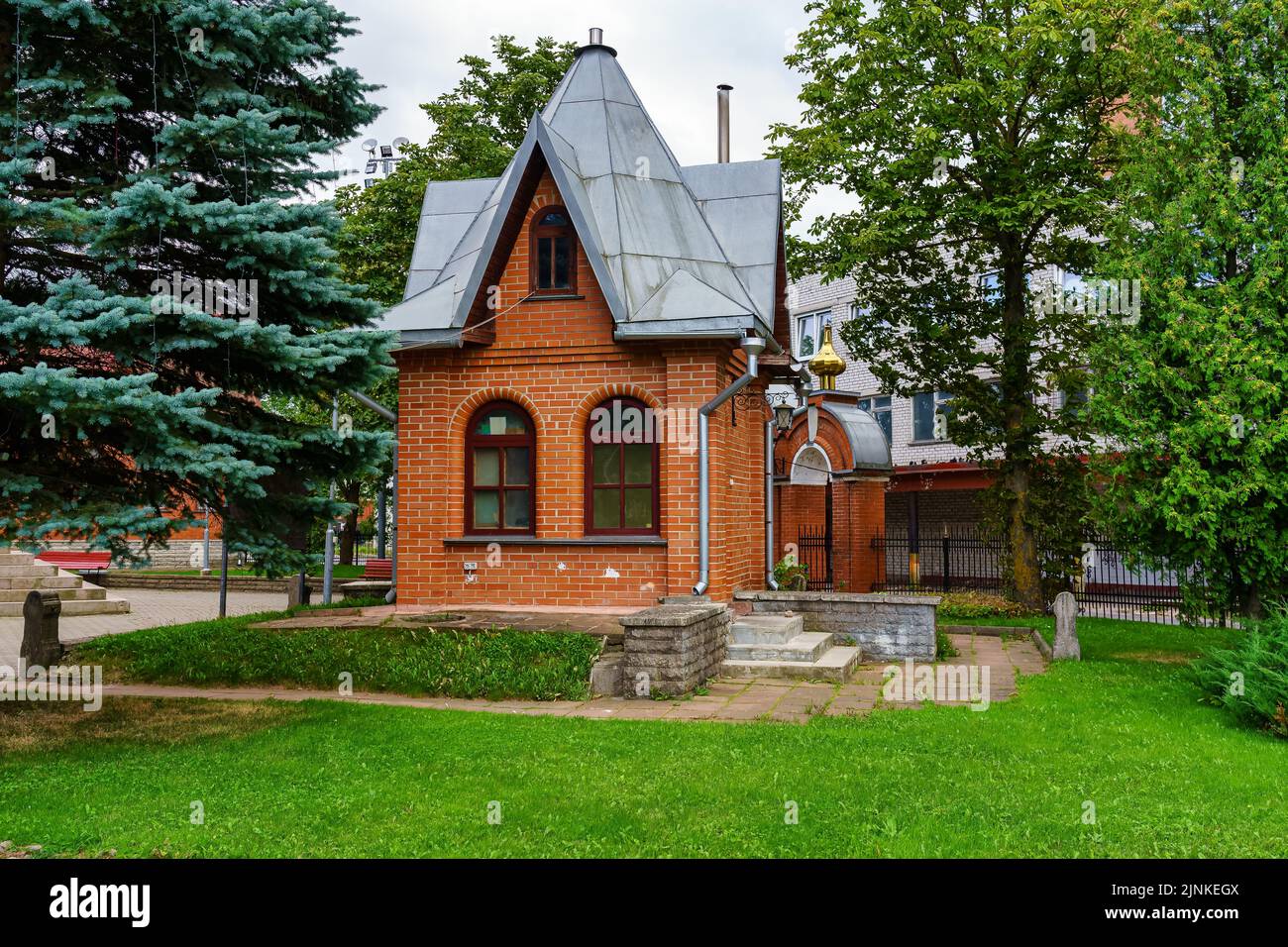 Petite maison dans le parc public de Narva Estonie. Banque D'Images