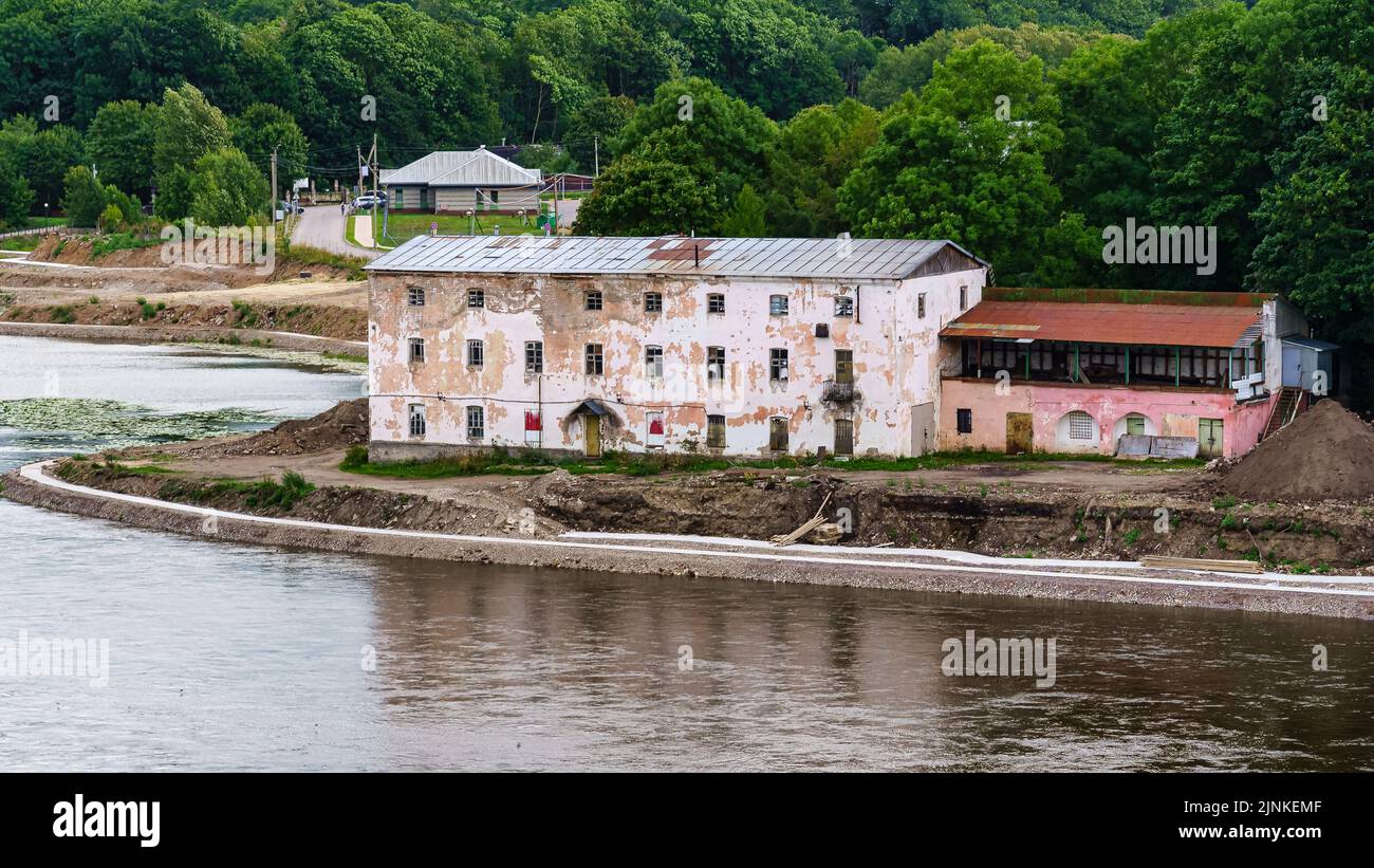 Bâtiments résidentiels abandonnés sur la rive de la frontière russo-estonienne. Banque D'Images