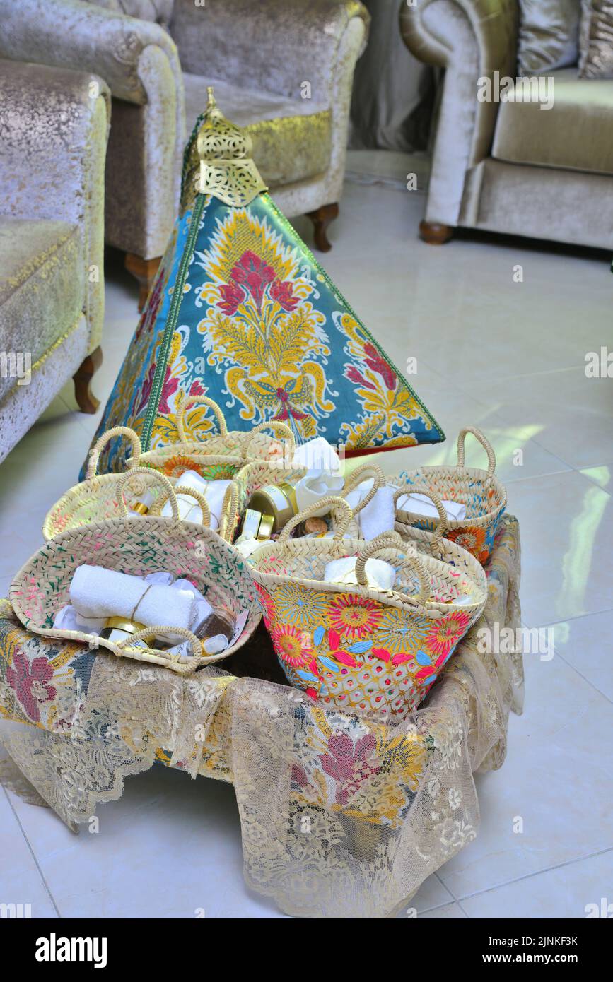 Mariage marocain traditionnel.mariée marocaine et tous les cadeaux qu'elle a reçus du marié Banque D'Images