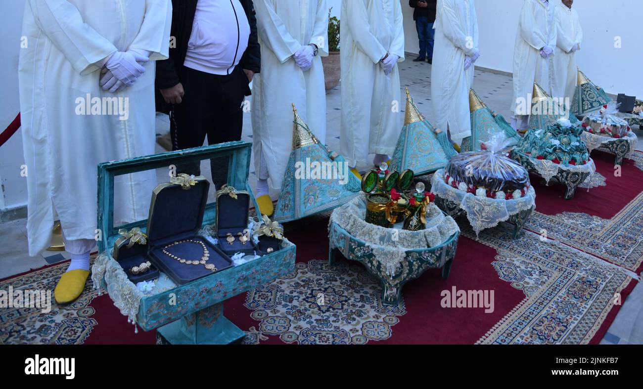Mariage marocain traditionnel.mariée marocaine et tous les cadeaux qu'elle a reçus du marié Banque D'Images