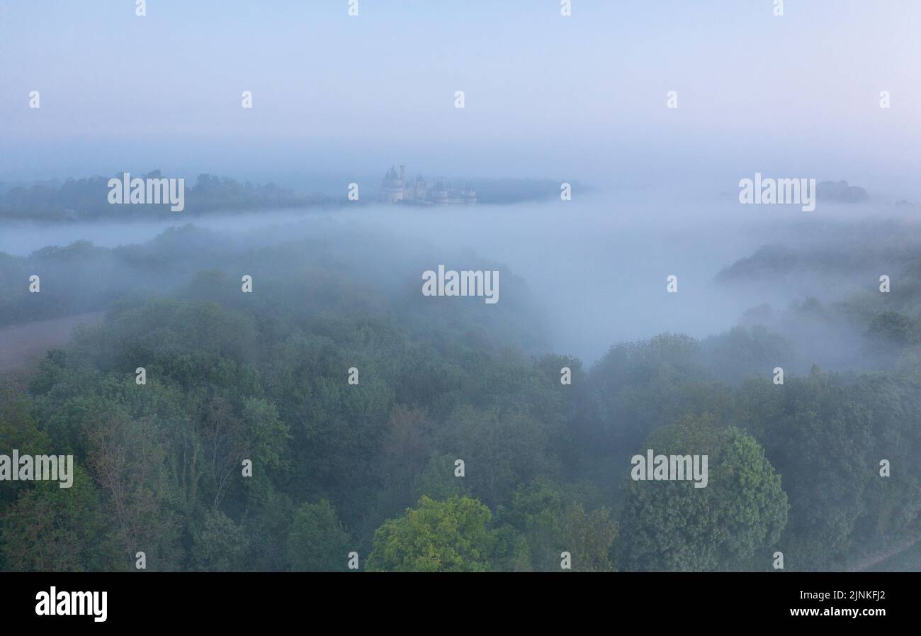 France, Oise, Picardie, Pierrefonds, Château de Pierrefonds dans la brume au lever du soleil (vue aérienne) // France, Oise (60), Picardie, Pierrefonds, le château d Banque D'Images