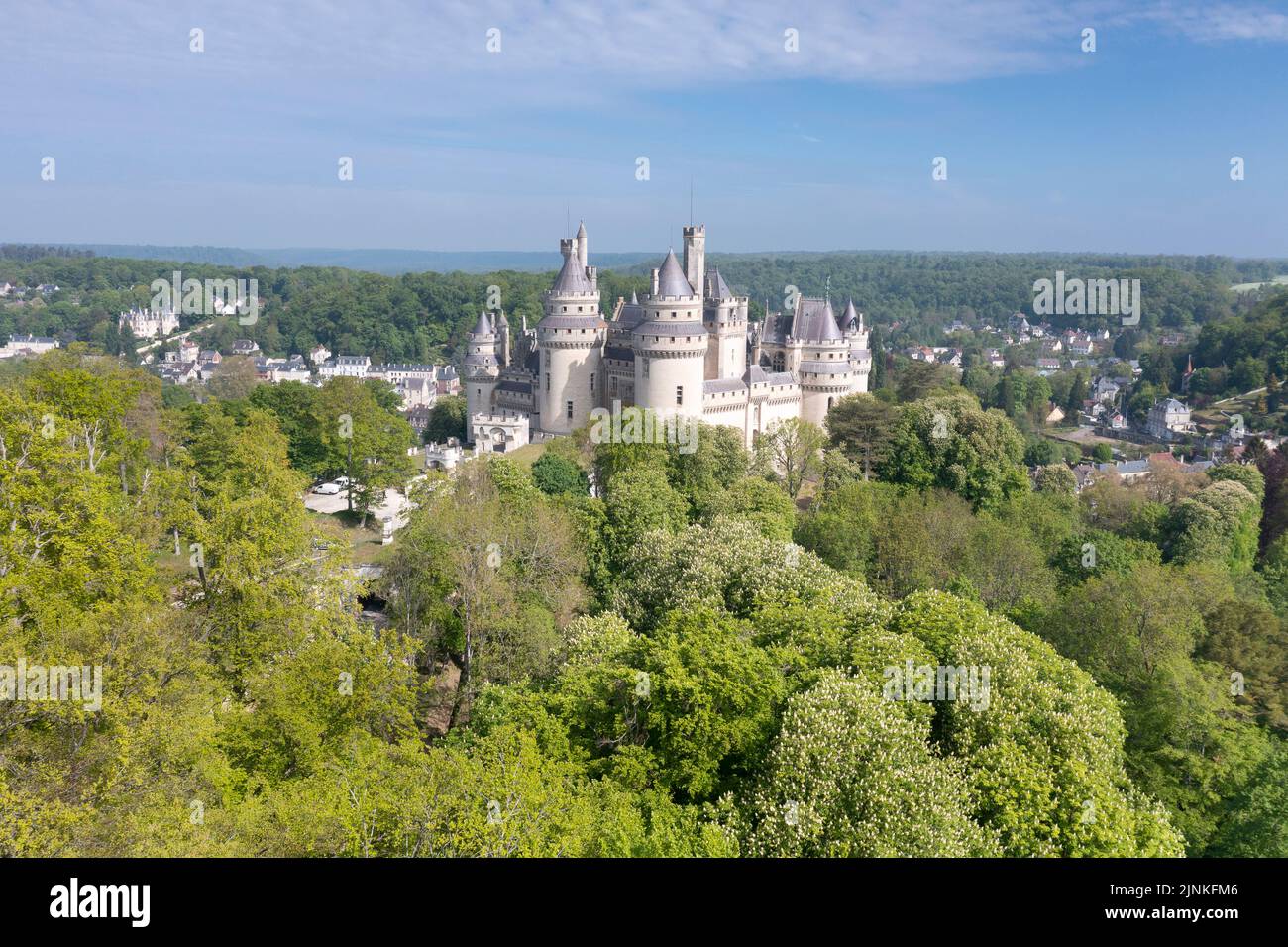 France, Oise, Picardie, Pierrefonds, Château de Pierrefonds (vue aérienne) // France, Oise (60), Picardie, Pierrefonds, château de Pierrefonds (vue aérienne) Banque D'Images