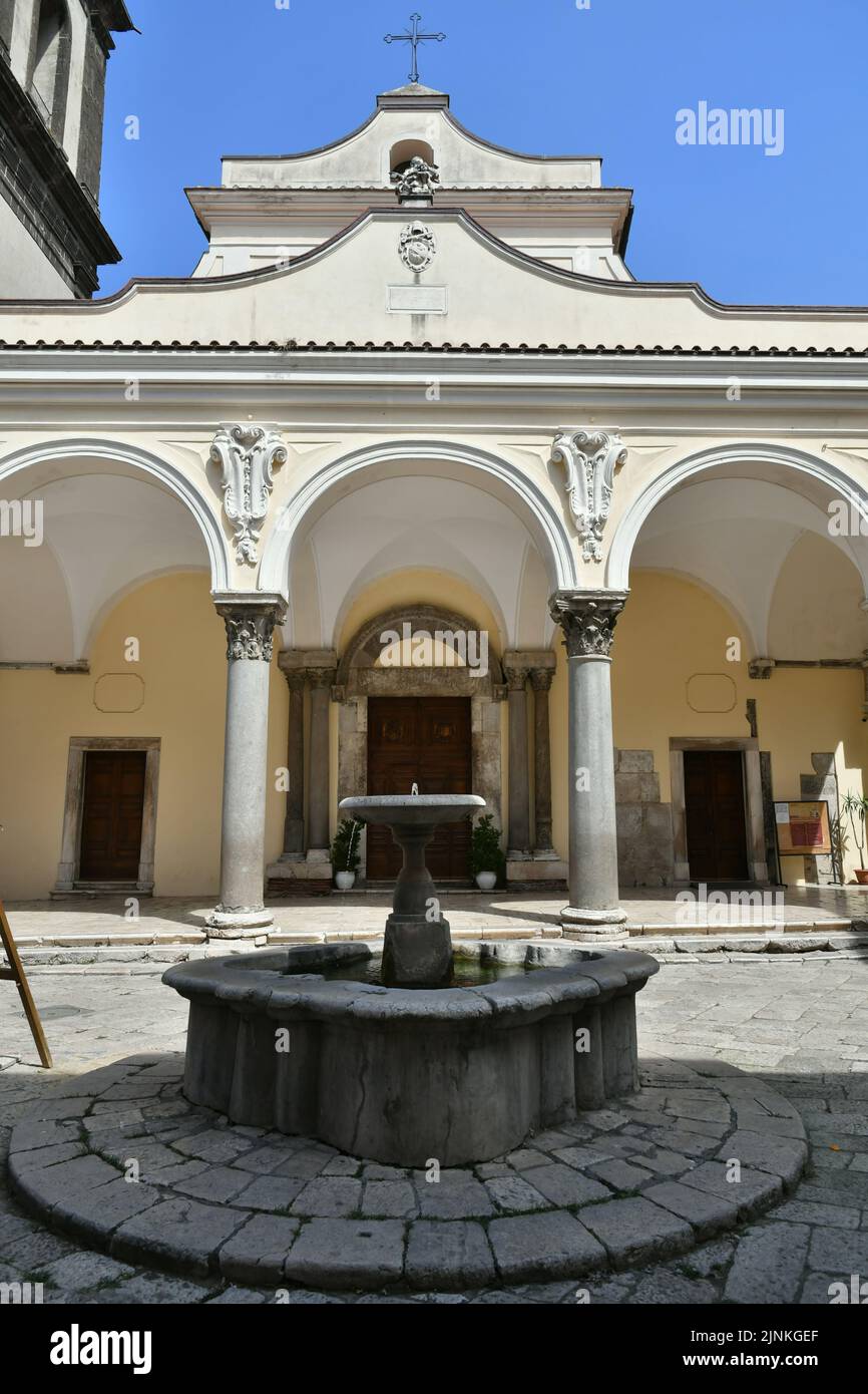 Le portique de la cathédrale de Sant'Agata de 'Goti, village médiéval de la province de Benevento en Campanie. Banque D'Images