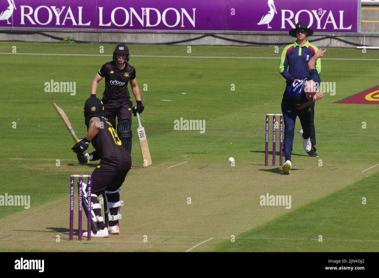 Chester le Street, Royaume-Uni. 12th août 2022. Chris Rushworth de Durham Cricket Bowling à Chris Dent de Gloucestershire CCC dans la Royal London One Day Cup à Seat unique Riverside. Crédit : Colin Edwards/Alay Live News Banque D'Images