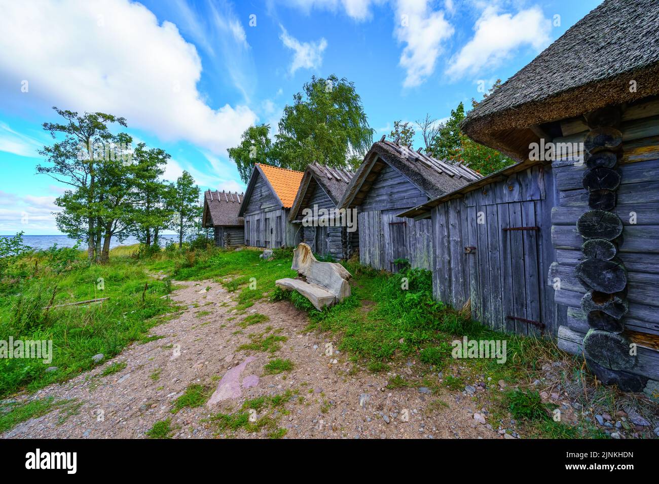 Vieilles cabanes en bois dans un village de pêcheurs au bord de la mer. Estonie. Banque D'Images