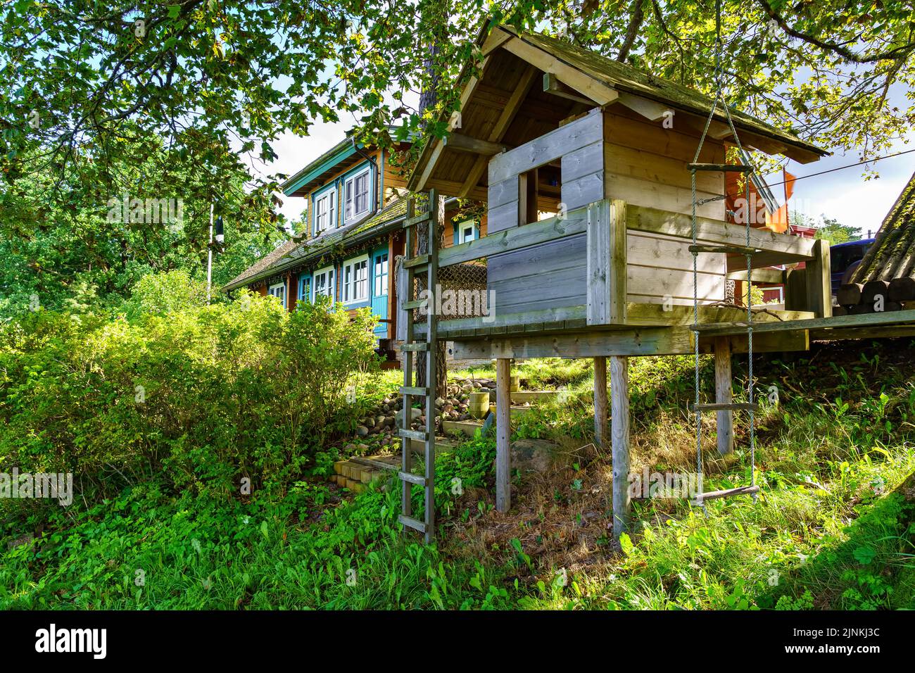Maison de jeu en bois pour enfants avec échelle dans la forêt. Banque D'Images