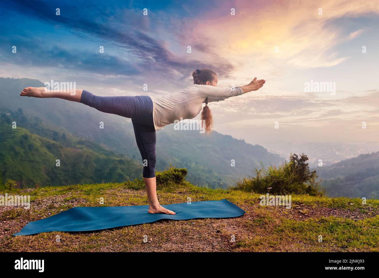 yoga, virabhadrasana, krieger 3, yoga en plein air, yogas Banque D'Images