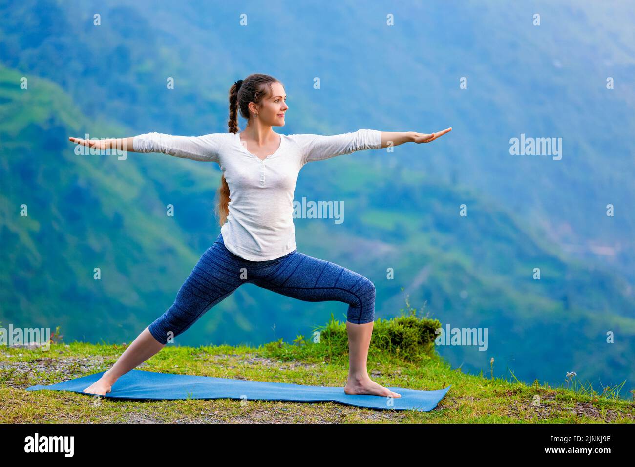 yoga, virabhadrasana, yoga en plein air, krieger 2, yogas Banque D'Images