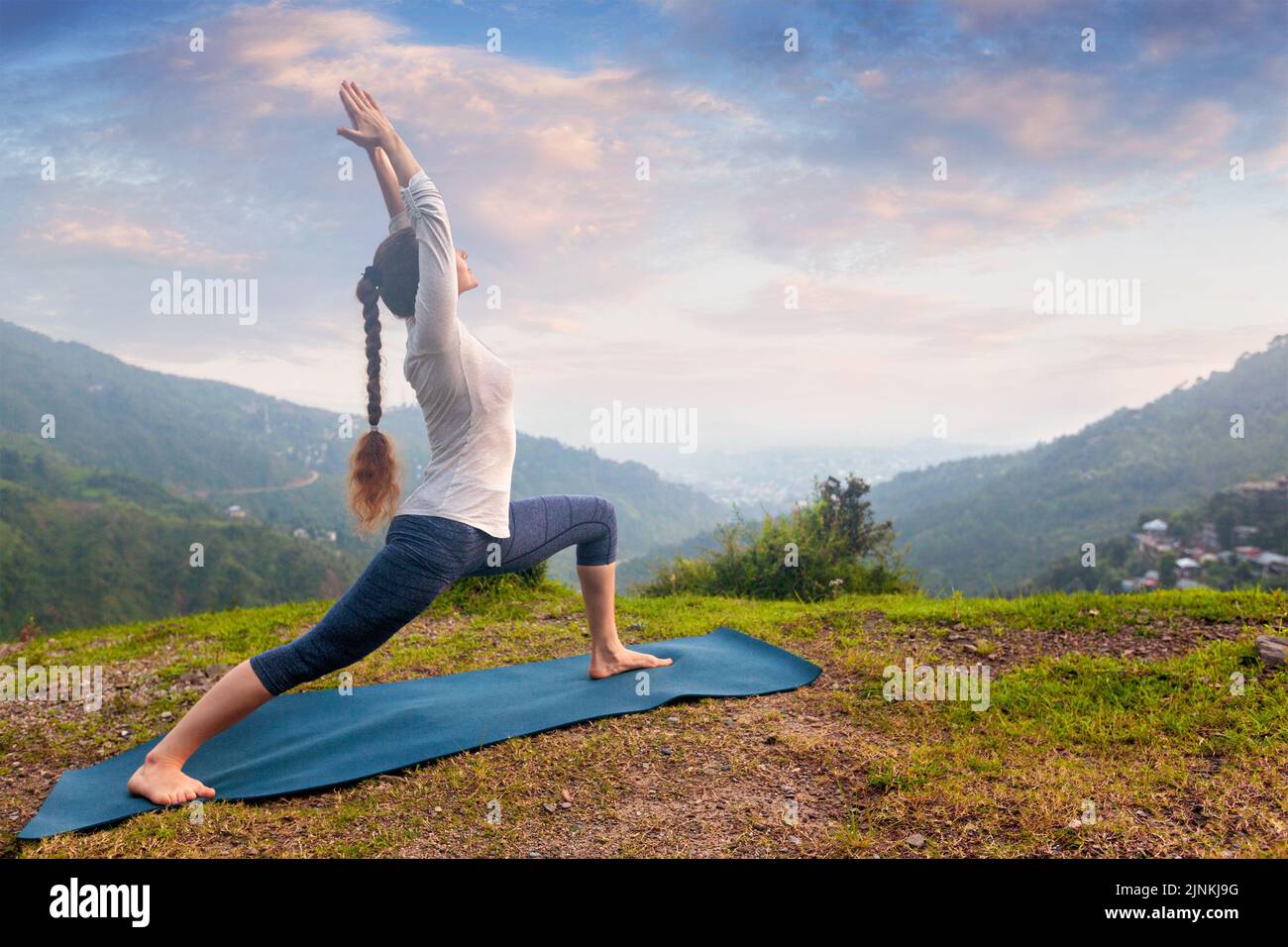 yoga, virabhadrasana, krieger 1, yoga en plein air, yogas Banque D'Images