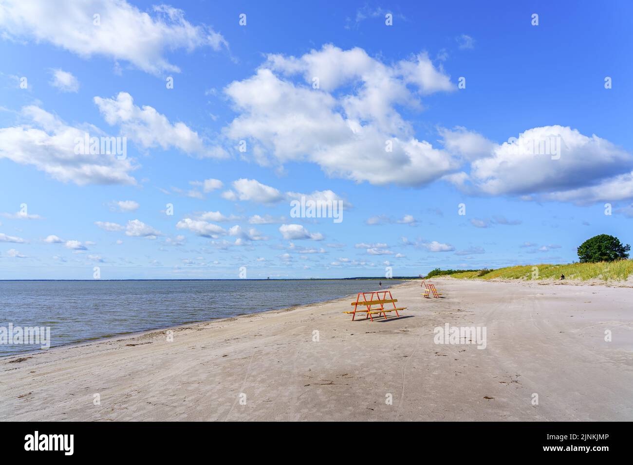 Plage déserte dans le nord de l'Europe lors d'une journée ensoleillée avec des nuages. Parnu Estonie. Banque D'Images